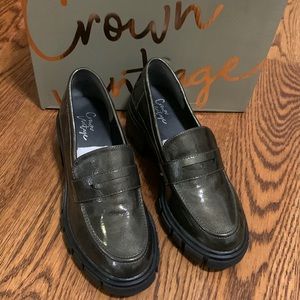 Crown Vintage Pewter Patent Platform Penny Loafers 7.5